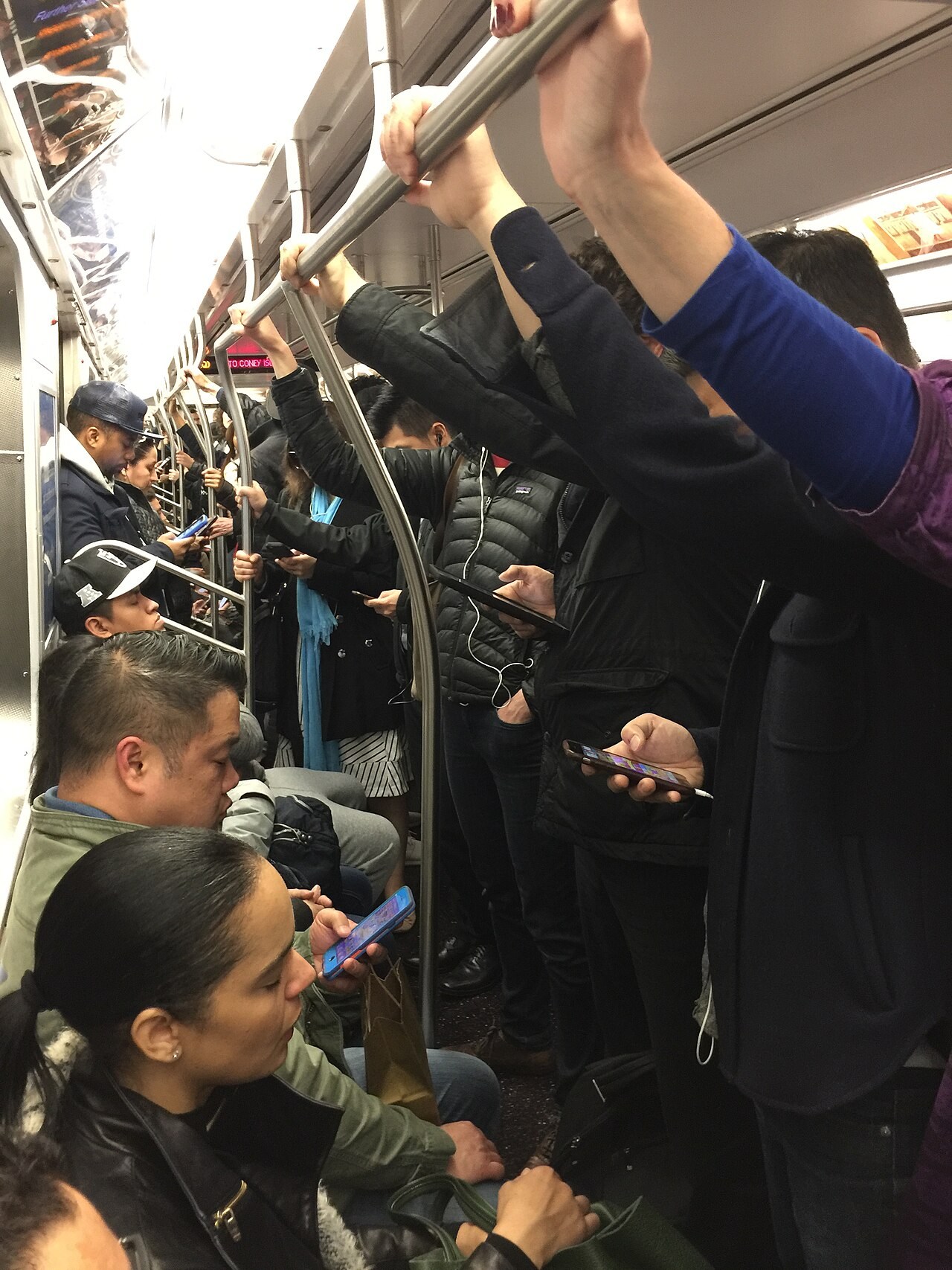 Voyageurs dans le métro